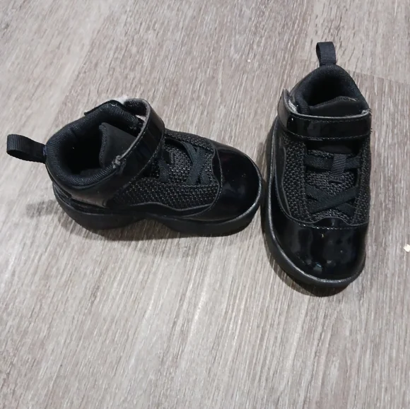 😍 toddler patent leather Jordans with false strings😍 - Picture 3 of 5